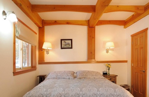 Alyeska Apartment | King bed-Ensuite Bath-Garden View-Coach Room