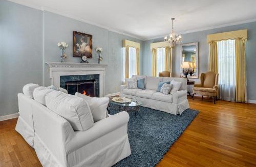 Fort Smith House | King bed! Gameroom! Super cozy-The Treasured Mist!