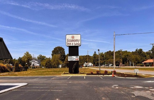 North Newport News Apartment | King Bed|Non-Smoking