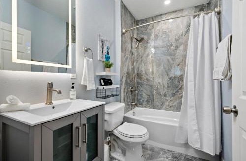 East Liberty Apartment | King Bed Suite With Free Parking, Step Free Access