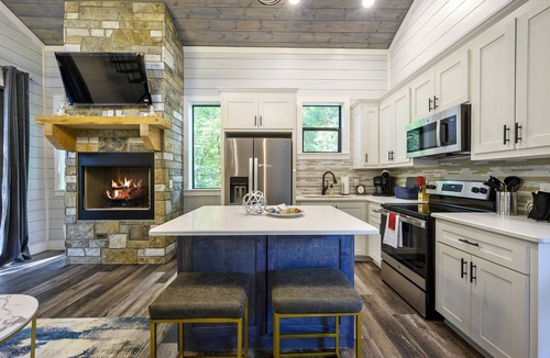 Hochatown Cabin | King BR+Gaming Loft, Hot Tub, Huge Patio!