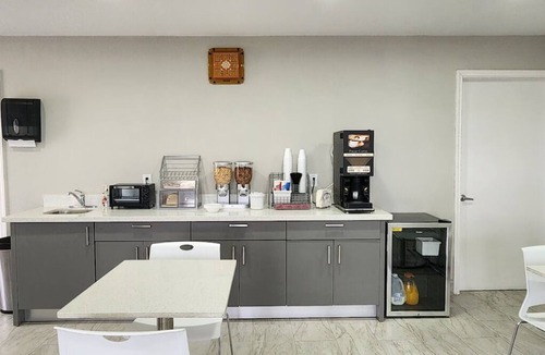 Wharton Hotel | King Kitchenette Non-Smoking Room at Scottish Inns and Suites