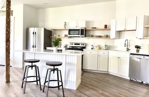 Topsham Apartment | King size Bed Big Smile Big Sunshine 1st FL Washer&Dryer