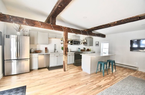 Topsham Apartment | King Size Bed - Hip Studio with Washer&Dryer on 1st FL 3min to downtwon