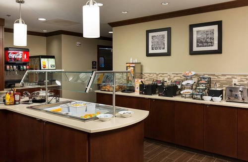 Polaris Apartment | King Studio Near Ohio State University | Free Breakfast Buffet, Pool Access