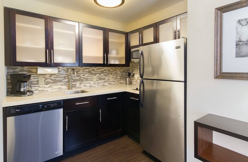 Amherst Apartment | King Studio Suite w/Free Breakfast, & Pool
