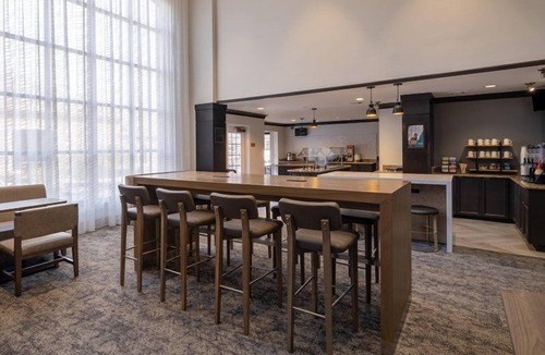 Polaris Apartment | King Suite Near Ohio State University | Free Daily Breakfast + Pool Access
