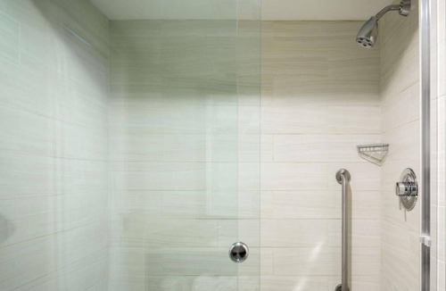 South Portland Hotel | King Suite w/Sofabed Near Portland Dining, Shops & Airport Shuttle