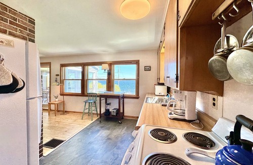 East Boothbay Cottage | King’s View - Stunning Panoramic Ocean Views