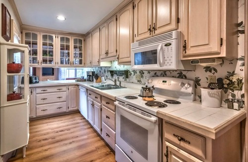 Butler Bed & Breakfast | Kitchen, billiard and sun rooms. Walking distance to Main St. downtown.