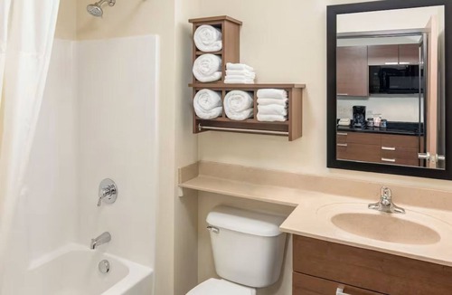 Overland Park Hotel | Kitchen-Equipped Suites Near Prairiefire Shopping District