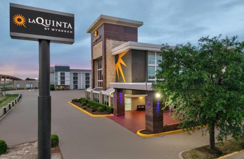 Northwest Dallas Hotel | La Quinta by Wyndham Dallas I-35 Walnut Hill Ln