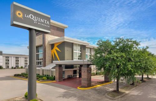 Northwest Dallas Hotel | La Quinta by Wyndham Dallas I-35 Walnut Hill Ln