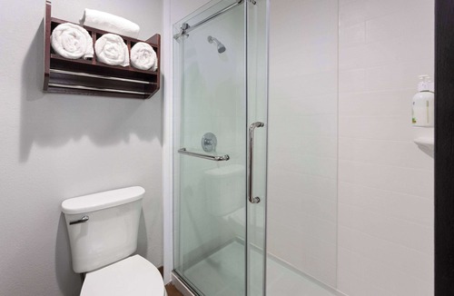 Williamsville Hotel | La Quinta Inn by Wyndham Buffalo Airport