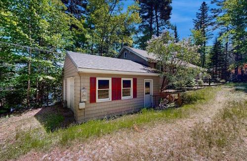 Mount Desert House | Lady Slipper Cottage: Charming Lakefront Retreat with Canoes, Kayaks, and Modern Comforts