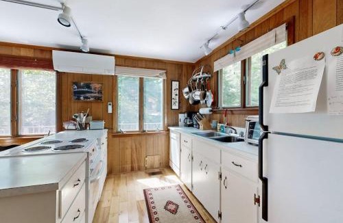 Mount Desert House | Lady Slipper Cottage: Charming Lakefront Retreat with Canoes, Kayaks, and Modern Comforts