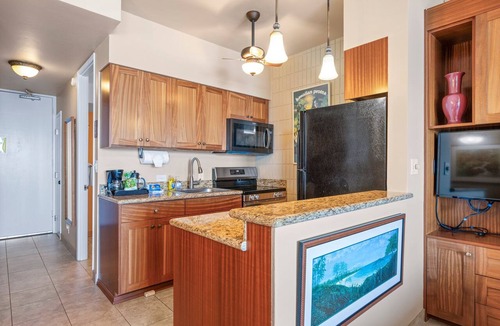 Historic Lahaina Front Street Apartment | Lahaina Shores 621 – Relaxing Oceanfront Studio
