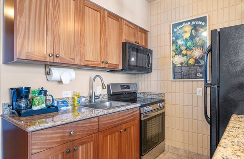 Historic Lahaina Front Street Apartment | Lahaina Shores 621 – Relaxing Oceanfront Studio