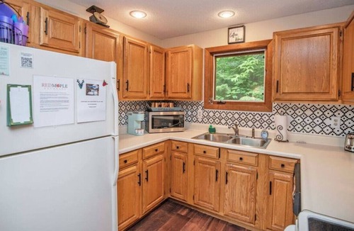 Eidelweiss Village Ski Chalet | Lake Access! Dog Friendly w/Hot Tub& Pellet Stove