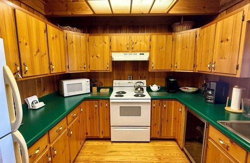 Clayton Cabin | Lake Burton & Mountain View Cabin, Sleeps 8, 3BR/3BA — Clayton GA