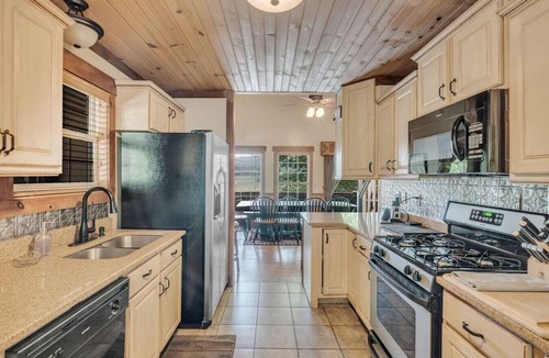 Hiawassee House | Lake Chatuge Lodge,9 bds, Boat, Pickleball court.