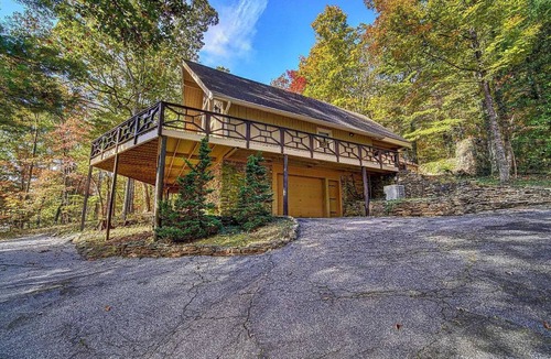 Hayesville Ski Chalet | Lake Chatuge Mountain home with beautiful lake and mountain views.