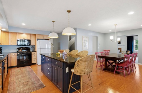 Madison-on-the-Lake House | Lake Erie Beachfront Retreat - 8 BR + Private Beach & Hot tub!