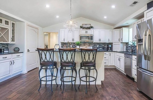 North East House | Lake Erie Compound | Beach | Fire Pit | Hot Tub | Sleeps 18