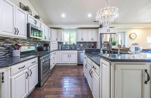 North East House | Lake Erie Compound | Beach | Fire Pit | Hot Tub | Sleeps 18