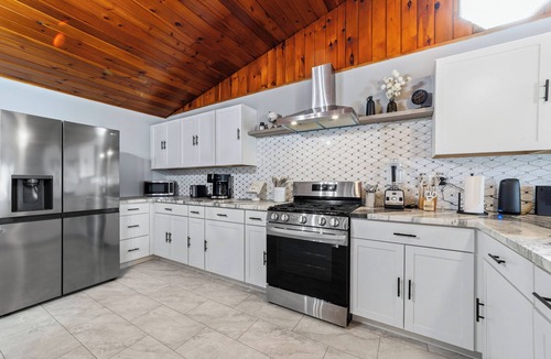 Dunkirk House | 🌊 Lake Erie Retreat | Views, Beach Walk & Sleeps 8