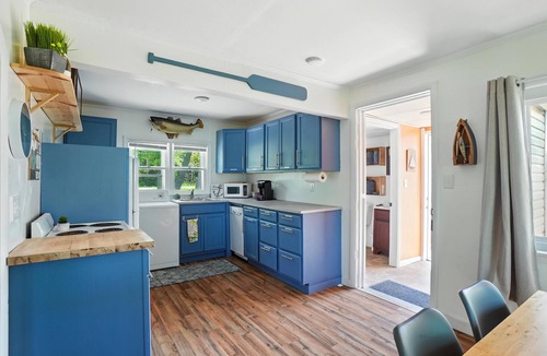 North Kingsville Cottage | Lake Erie View Cottage- Cozy Cottage with Lake Views - Conneaut Ohio