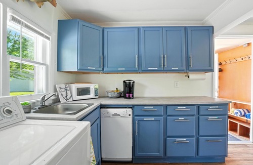 North Kingsville Cottage | Lake Erie View Cottage- Cozy Cottage with Lake Views - Conneaut Ohio