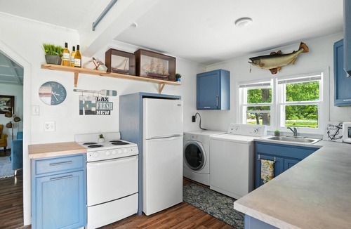 North Kingsville Cottage | Lake Erie View Cottage- Cozy Cottage with Lake Views - Conneaut Ohio