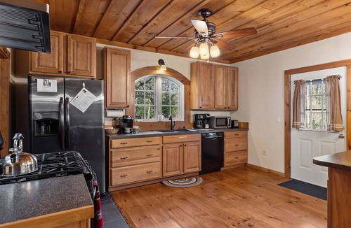 Wevertown Cabin | Lake George, Loon, and Schroon -Hot Tub -Firepit -Gameroom -Kayaks -Pets