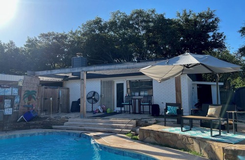 Garland House | Lake house with a private pool near Lake Ray Hubbard and Downtown Dallas