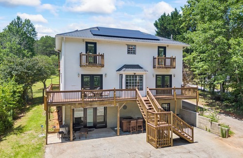 Gumlog House | Lake house with double deck boat dock