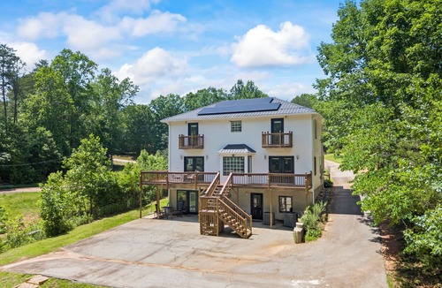 Gumlog House | Lake house with double deck boat dock