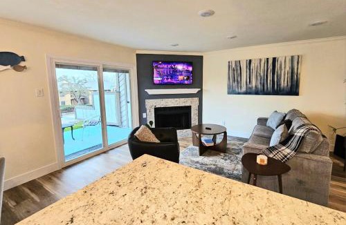 Garland Apartment | Lake living, modern and cozy