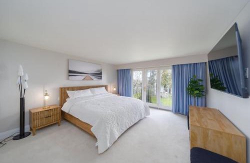 Oro Station House | Lakefront 4BR plus Den Retreat with Swim Spa Sauna & Games
