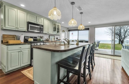 Town of Porter House | Lakefront 5 Bds, sleeps 8 -Blue Waters Cottage