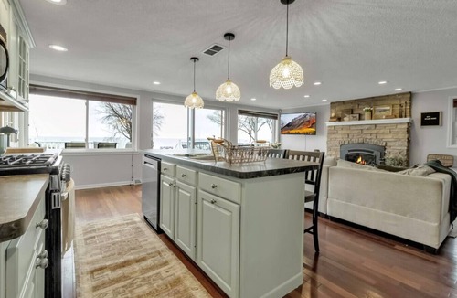 Town of Porter House | Lakefront 5 Bds, sleeps 8 -Blue Waters Cottage