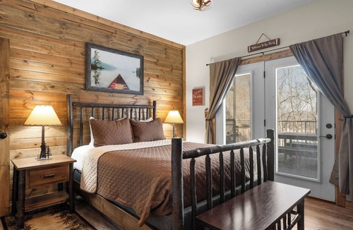 Ridgedale Cabin | Lakefront 6BR Lodge Sleeps 20 Hot Tub 4 Miles to Thunder Ridge