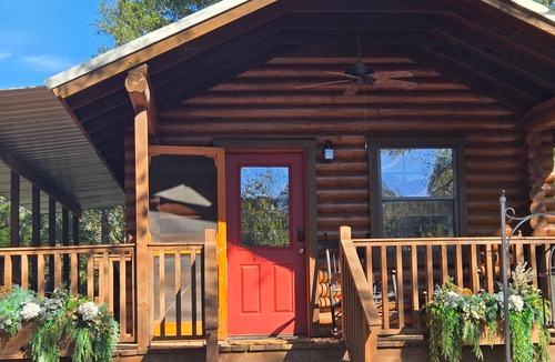 Daingerfield Cabin | Lakefront Cabin Little Red Hen