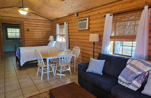 Daingerfield Cabin | Lakefront Cabin Little Red Hen