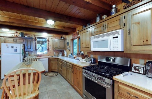 Beaver Cove Cabin | Lakefront Cabin on a Double Lot w/500