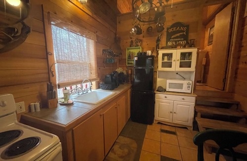 Heber Springs Cottage | Lakefront Cottage Greers Ferry Lake - Steps away from the Beach