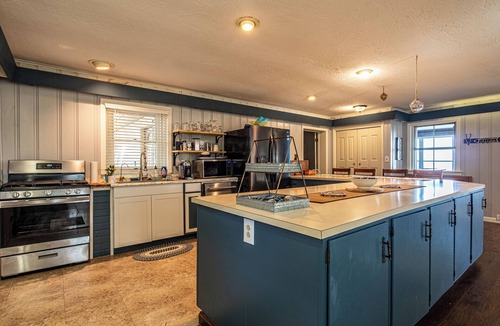 Lake City House | Lakefront Escape on Erie’s Edge | 20 minutes to Presque Isle | Pet Friendly!