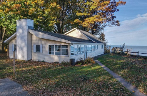 Lake City House | Lakefront Escape on Erie’s Edge | 20 minutes to Presque Isle | Pet Friendly!