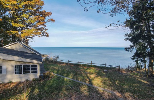 Lake City House | Lakefront Escape on Erie’s Edge | 20 minutes to Presque Isle | Pet Friendly!