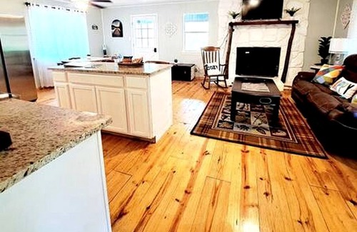 Jefferson Cabin | Lakefront Family Cabin with Jacuzzi, Fire Pit and Yard in Texas
